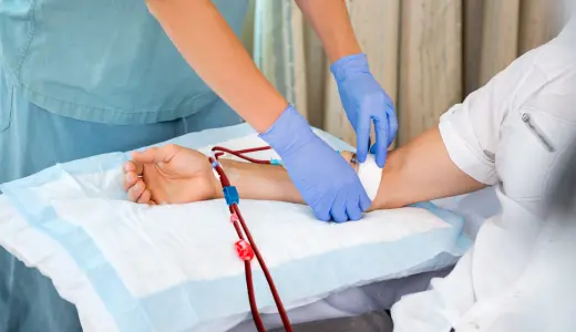 Vorbereitung einer Dialysebehandlung durch Pflegepersonal für Krankenfahrt NRW