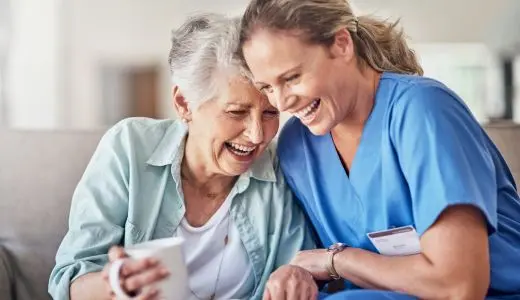Betreuung älterer Patientinnen durch Pflegepersonal im Krankenfahrdienst NRW